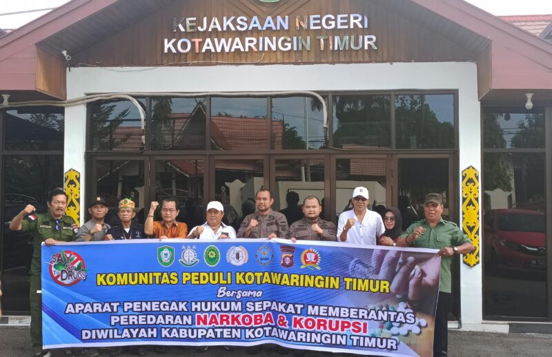 FOTO: Komunitas Peduli Kotim menyambangi Kantor Kejaksaan Negeri Kotawaringin Timur, Kamis 30 Mei 2024. (FOTO: IST) 