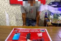 FOTO: Pelaku pengedar narkoba saat diamankan di Mapolres Kotim bersama barang buktinya. (FOTO: IST)