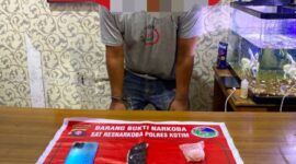 FOTO: Pelaku pengedar narkoba saat diamankan di Mapolres Kotim bersama barang buktinya. (FOTO: IST)