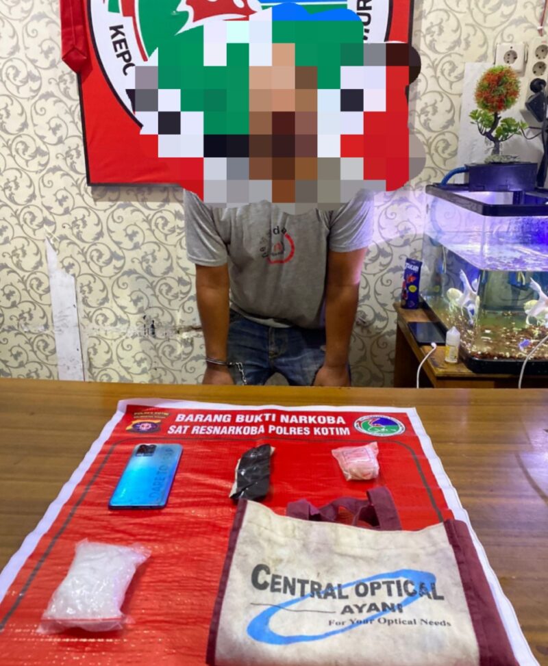 FOTO: Pelaku pengedar narkoba saat diamankan di Mapolres Kotim bersama barang buktinya. (FOTO: IST)