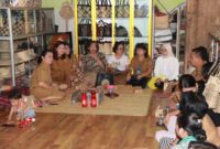 FOTO: Diskominfosantik Provinsi Kalteng saat melakukan kunjungan ke tempat pengrajin anyaman rotan di Desa Gohong, Kabupaten Pulang Pisau. (FOTO: IST)