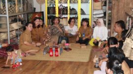 FOTO: Diskominfosantik Provinsi Kalteng saat melakukan kunjungan ke tempat pengrajin anyaman rotan di Desa Gohong, Kabupaten Pulang Pisau. (FOTO: IST)