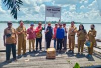 FOTO: Tim Dislutkan Provinsi Kalteng saat menyerahkan bantuan dari Gubernur berupa perlengkapan Pokmaswas Ikan Kahayan di Kabupaten Pulang Pisau