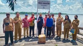 FOTO: Tim Dislutkan Provinsi Kalteng saat menyerahkan bantuan dari Gubernur berupa perlengkapan Pokmaswas Ikan Kahayan di Kabupaten Pulang Pisau