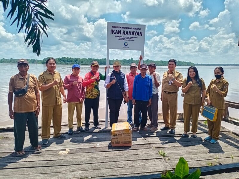 FOTO: Tim Dislutkan Provinsi Kalteng saat menyerahkan bantuan dari Gubernur berupa perlengkapan Pokmaswas Ikan Kahayan di Kabupaten Pulang Pisau