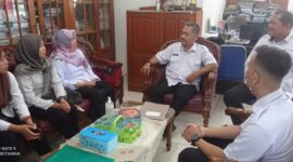 FOTO: Kepala Disnakertrans Provinsi Kalteng Farid Wajdi saat menerima kunjungan Disnakertrans Kabupaten Barsel. 