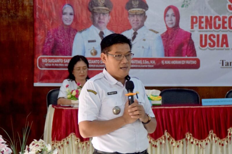 FOTO: Kepala Bidang Pengendalian Penduduk dan Keluarga Berencana, Yuyun Wahyudi saat membacakan sambutan kepala dinasnya pada sosialisasi pencegahan PAU di Bartim,