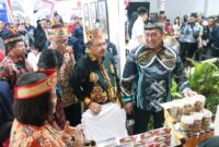 FOTO: Wakil Gubernur Provinsi Kalteng Edy Pratowo beserta Sekda Nuryakin saat mengunjungi Stand Pameran Kalteng Expo 2024.