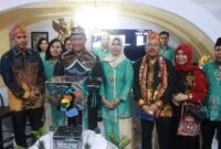 FOTO: Wakil Gubernur Provinsi Kalteng Edy Pratowo bersama Sekda Nuryakin saat mengunjungi Stand BKD Kalteng di Kalteng Expo. 