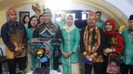FOTO: Wakil Gubernur Provinsi Kalteng Edy Pratowo bersama Sekda Nuryakin saat mengunjungi Stand BKD Kalteng di Kalteng Expo. 