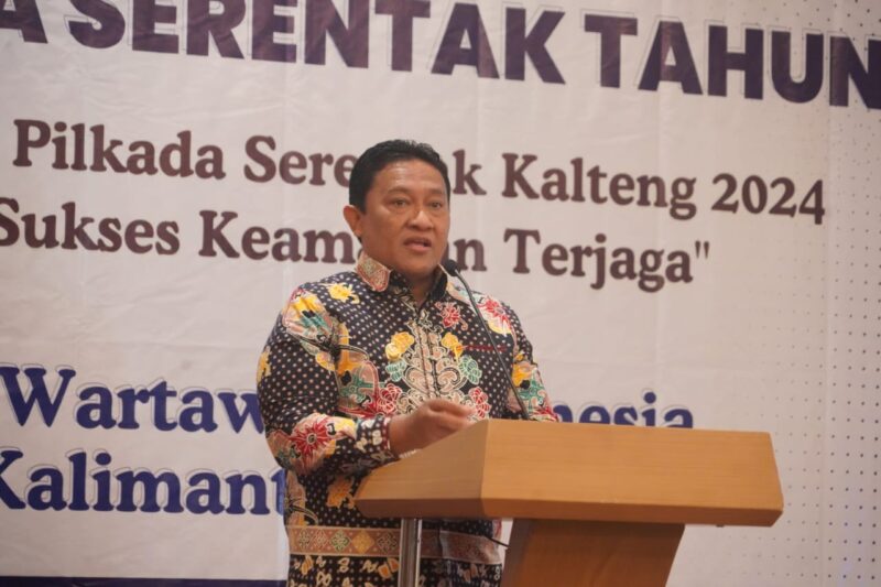 FOTO: Wakil Gubernur Provinsi Kalteng H Edy Pratowo saat membacakan sambutan Gubernur Kalteng pada acara Diskusi Publik Jelang Pilkada Tahun 2024. (FOTO: IST) 