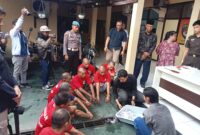 FOTO: Pelaku pengedar narkoba saat diamankan oleh Polres Kotim dalam pemusnahan narkoba. (FOTO: IST)