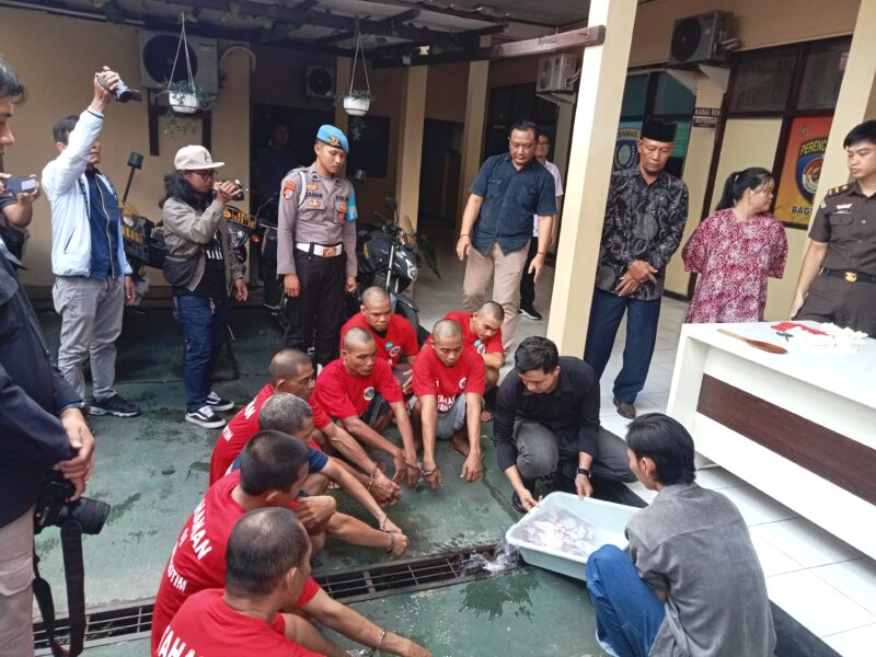 FOTO: Pelaku pengedar narkoba saat diamankan oleh Polres Kotim dalam pemusnahan narkoba. (FOTO: IST)