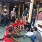 FOTO: Pelaku pengedar narkoba saat diamankan oleh Polres Kotim dalam pemusnahan narkoba. (FOTO: IST)