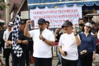 MELEPAS : Wagub Provinsi Kalteng H Edy Pratowo melepas kegiatan jalan sehat yang di gelar di Taman Kota Kuala Kurun, Kabupaten Gunung Mas, Sabtu (22/6). (FOTO: IST)