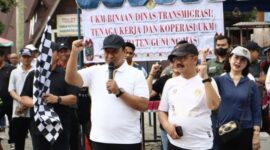 MELEPAS : Wagub Provinsi Kalteng H Edy Pratowo melepas kegiatan jalan sehat yang di gelar di Taman Kota Kuala Kurun, Kabupaten Gunung Mas, Sabtu (22/6). (FOTO: IST)