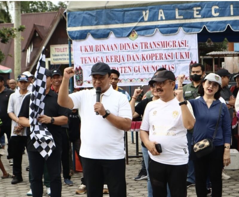 MELEPAS : Wagub Provinsi Kalteng H Edy Pratowo melepas kegiatan jalan sehat yang di gelar di Taman Kota Kuala Kurun, Kabupaten Gunung Mas, Sabtu (22/6). (FOTO: IST)