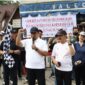 MELEPAS : Wagub Provinsi Kalteng H Edy Pratowo melepas kegiatan jalan sehat yang di gelar di Taman Kota Kuala Kurun, Kabupaten Gunung Mas, Sabtu (22/6). (FOTO: IST)