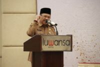 FOTO BERSAMA: Sekda Provinsi Kalteng H. Nuryakin saat saat foto bersama usai membuka Bimtek BLUD Puskesmas se- Provinsi Kalteng yang dilaksanakan di salah satu Hotel ternama di Palangka Raya, Senin (24/6). (FOTO: IST)