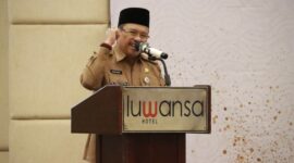 FOTO BERSAMA: Sekda Provinsi Kalteng H. Nuryakin saat saat foto bersama usai membuka Bimtek BLUD Puskesmas se- Provinsi Kalteng yang dilaksanakan di salah satu Hotel ternama di Palangka Raya, Senin (24/6). (FOTO: IST)
