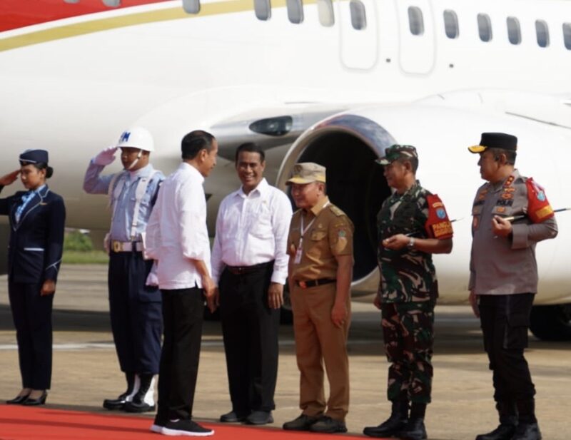 Gubernur Kalimantan Tengah Sugianto Sabran Menyambut Kedatangan Presiden Joko Widodo. (FOTO: IST)