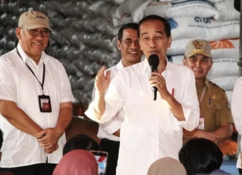 Presiden Joko Widodo didampingi Gubernur Kalteng Sugianto Sabran meninjau stok Beras di BULOG Palangka Raya. (FOTO: IST)