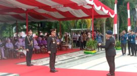 Kapolda Kalteng Irjen Pol. Drs. Djoko Poerwanto menjadi Inspektur upacara. (FOTO: IST)