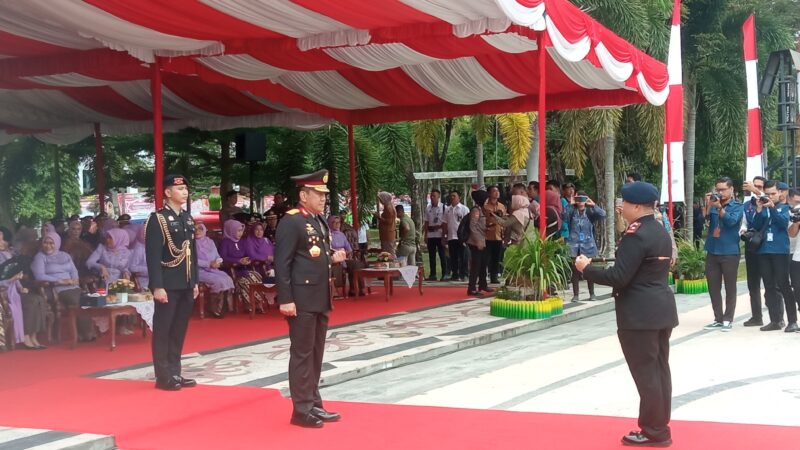 Kapolda Kalteng Irjen Pol. Drs. Djoko Poerwanto menjadi Inspektur upacara. (FOTO: IST)
