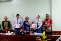 Sekda Kalteng Nuryakin saat memberikan Uang Pembinaan dari Pemprov Kalteng. (FOTO: IST)