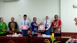 Sekda Kalteng Nuryakin saat memberikan Uang Pembinaan dari Pemprov Kalteng. (FOTO: IST)