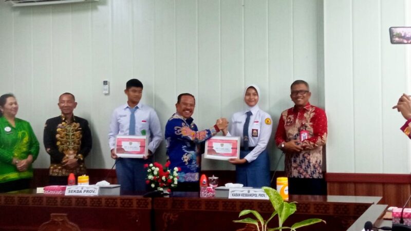 Sekda Kalteng Nuryakin saat memberikan Uang Pembinaan dari Pemprov Kalteng. (FOTO: IST)