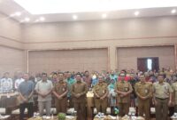 (FOTO: IST) Wakil Gubernur Kalimantan Tengah Edy Pratowo bersama kepala perangkat daerah, serta perwakilan perusahaan yang mendapat penghargaan. Selasa (16/07)