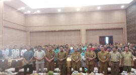 (FOTO: IST) Wakil Gubernur Kalimantan Tengah Edy Pratowo bersama kepala perangkat daerah, serta perwakilan perusahaan yang mendapat penghargaan. Selasa (16/07)