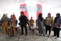 Wakil Gubernur Provinsi Kalteng H. Edy Pratowo saat membuka pasar murah yang dilaksanakan Gedung Bulog Muara Teweh, Kabupaten Barito Utara, Senin (22/7).