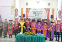 Foto bersama dengan rektor dan segenap civitas akademika. (FOTO: IST)
