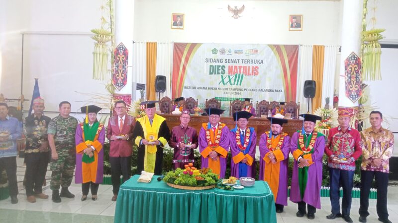 Foto bersama dengan rektor dan segenap civitas akademika. (FOTO: IST)