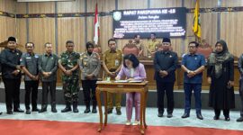 FOTO: Ketua DPRD Kotim Rinie Anderson bersama Sekda Kotim. 