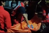 FOTO: Jenazah korban saat dievakuasi oleh petugas PMI Kotim.