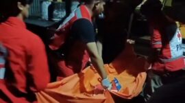 FOTO: Jenazah korban saat dievakuasi oleh petugas PMI Kotim.
