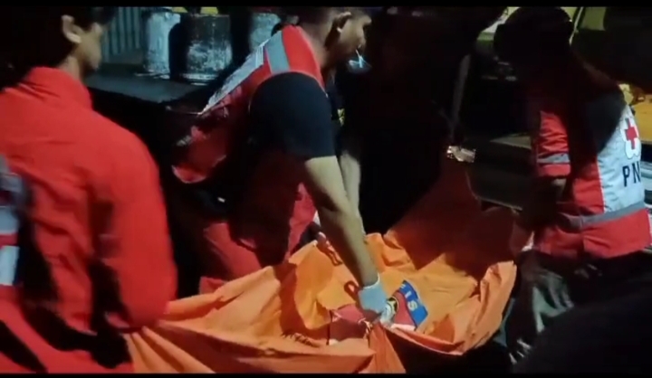 FOTO: Jenazah korban saat dievakuasi oleh petugas PMI Kotim.