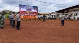 FOTO: Kapolsek Cempaga Iptu Rochim memimpin apel siaga Karhutla di wilayah Cempaga. 