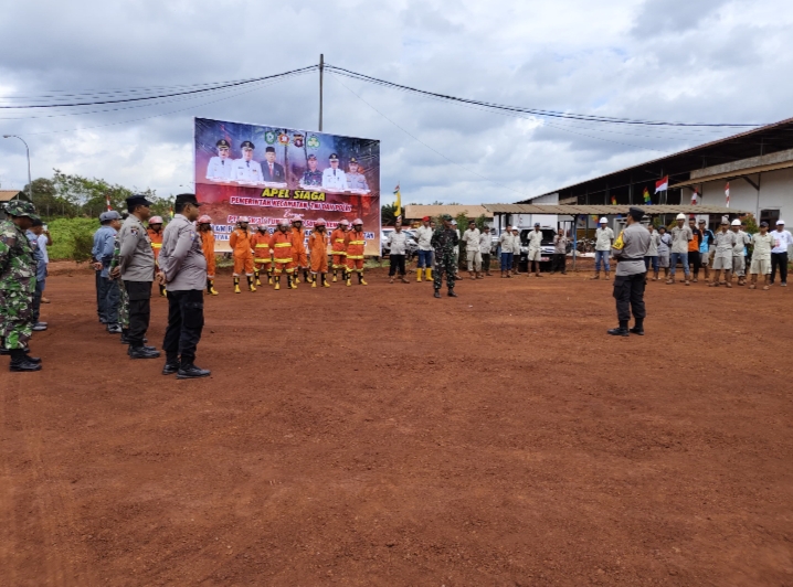 FOTO: Kapolsek Cempaga Iptu Rochim memimpin apel siaga Karhutla di wilayah Cempaga. 