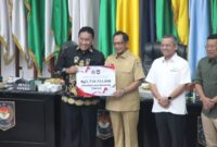 Wakil Gubernur Kalimantan Tengah bersama Menteri Dalam Negeri Tito Karnavian saat penyerahan dana insentif fiskal. (FOTO.IST)