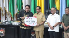 Wakil Gubernur Kalimantan Tengah bersama Menteri Dalam Negeri Tito Karnavian saat penyerahan dana insentif fiskal. (FOTO.IST)