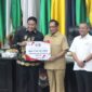 Wakil Gubernur Kalimantan Tengah bersama Menteri Dalam Negeri Tito Karnavian saat penyerahan dana insentif fiskal. (FOTO.IST)