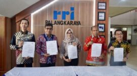 Foto:Ist. Kepala Perangkat Daerah lingkup Pemerintah Provinsi Kalteng dan Kota Palangka Raya bersama Kepala LPP RRI Palangka Raya usai melakukan penandatanganan kerjasama, Kamis (15/8)
