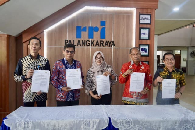 Foto:Ist. Kepala Perangkat Daerah lingkup Pemerintah Provinsi Kalteng dan Kota Palangka Raya bersama Kepala LPP RRI Palangka Raya usai melakukan penandatanganan kerjasama, Kamis (15/8)
