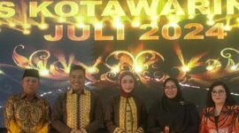 FOTO: Ketua DPRD Kotim Rinie Anderson foto bersama dengan Kapolres Kotim yang baru. (IST) 