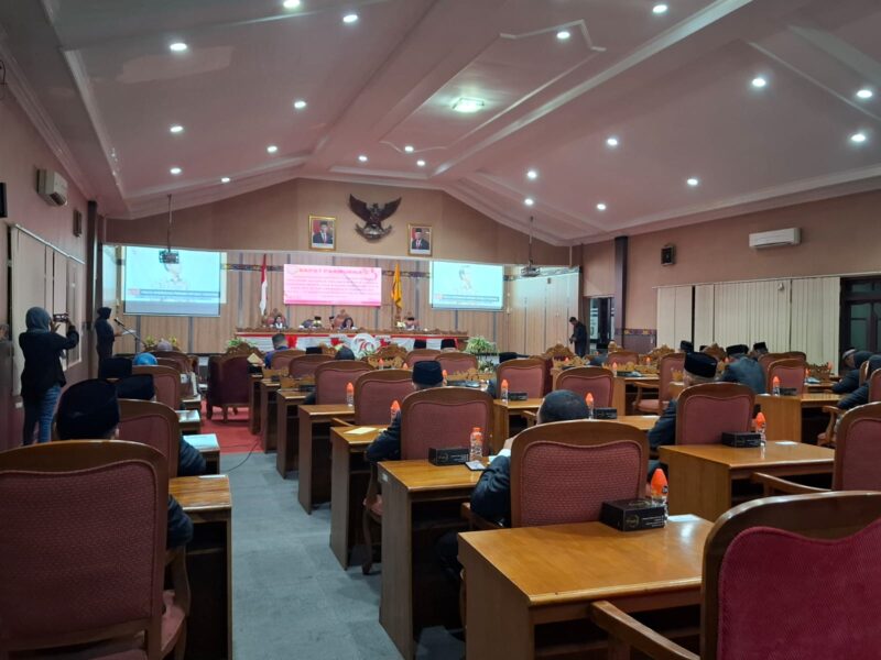 FOTO: Anggota DPRD Kotim menggelar rapat di ruang paripurna. (IST) 