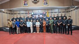 FOTO: Anggota DPRD Kotim Berfoto bersama di ruang rapat paripurna. (IST) 